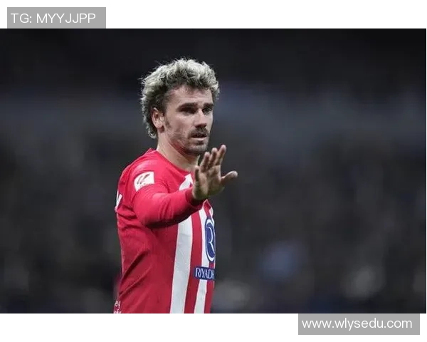 球星在足球场上激情示爱感动全场温馨一幕引发粉丝热议